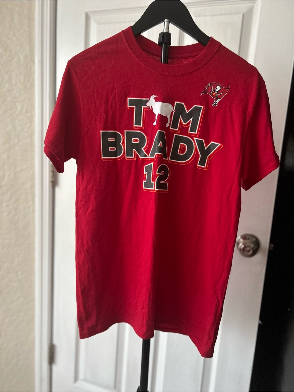 Tampa Bay Buccaneers Tom Brady #12 Red Graphic T-Shirt - Men's NFL Size small